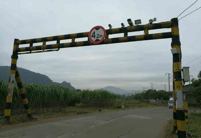 赤峰对开式限高架